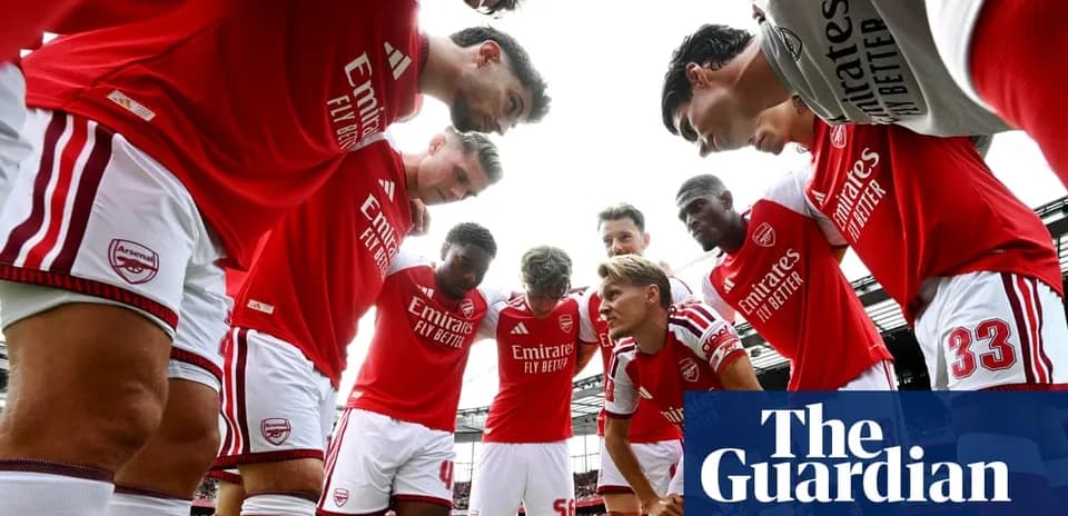 Arsenal players in huddle before the match