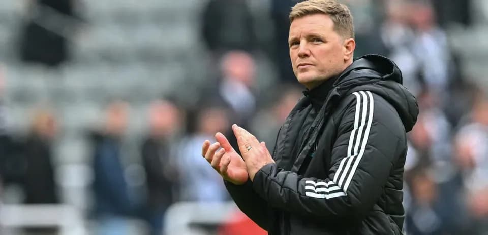 Trener stadionda qo'lini chalqanayotgan holatda