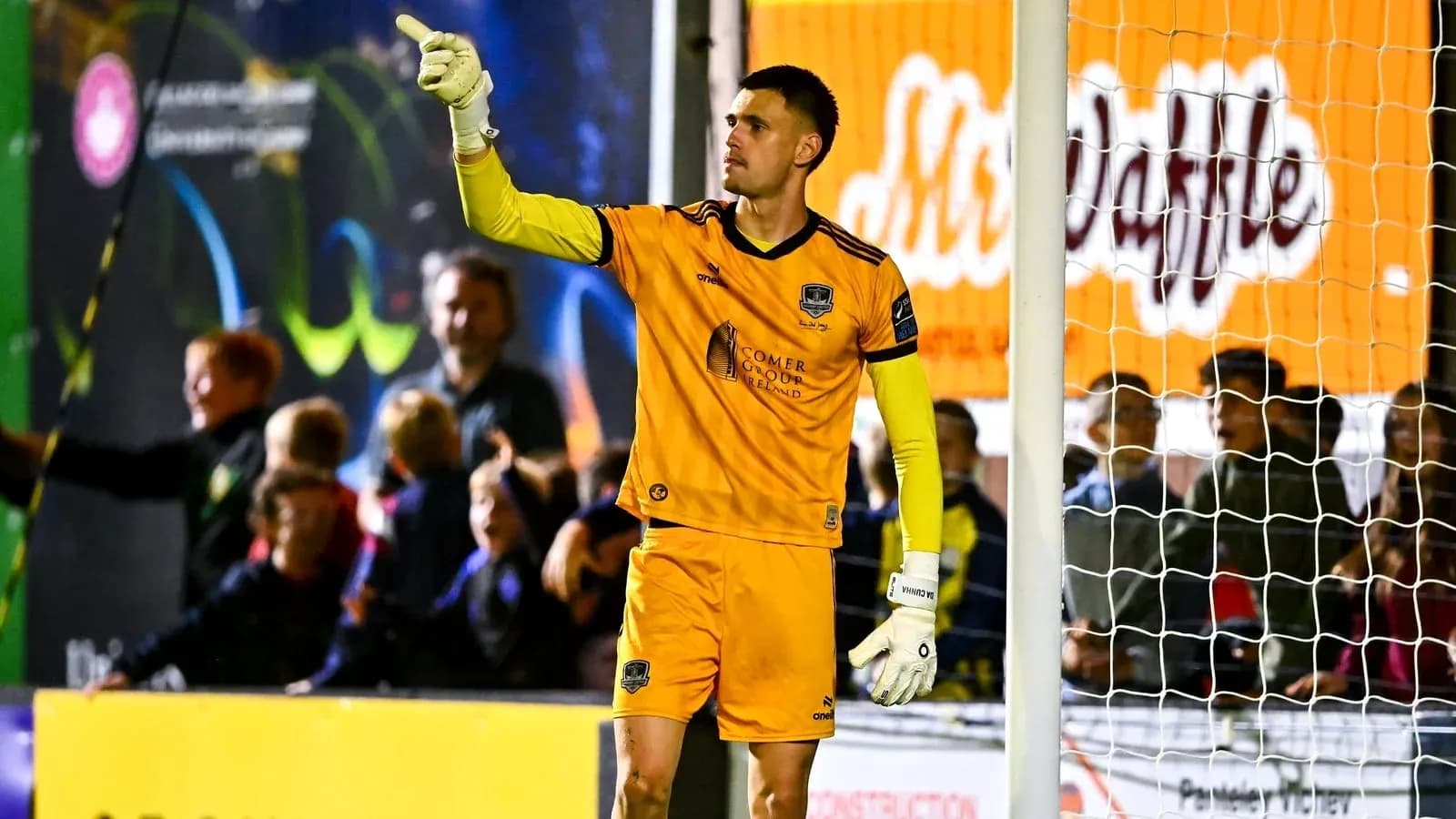 Goalkeeper signaling during a football match
