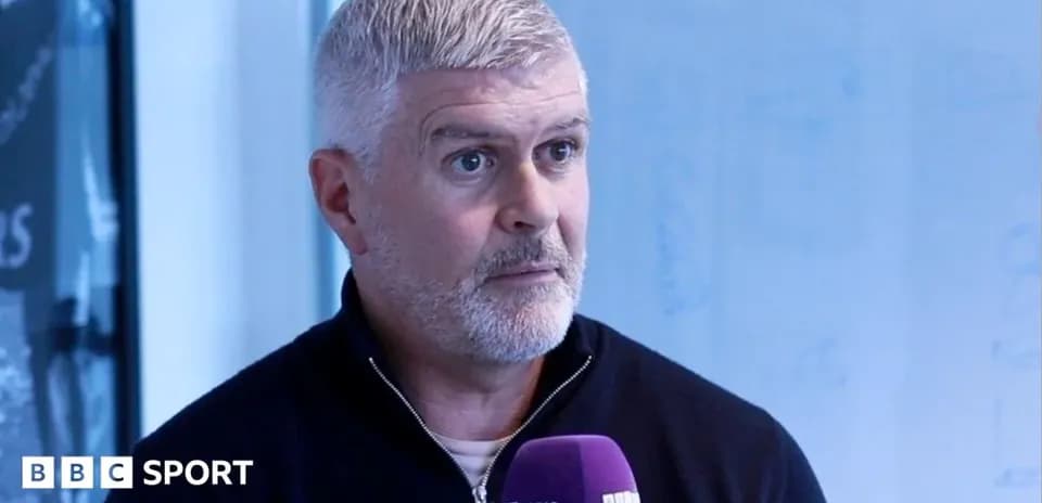 Erkak intervyu berayotgan paytda yaqin planda