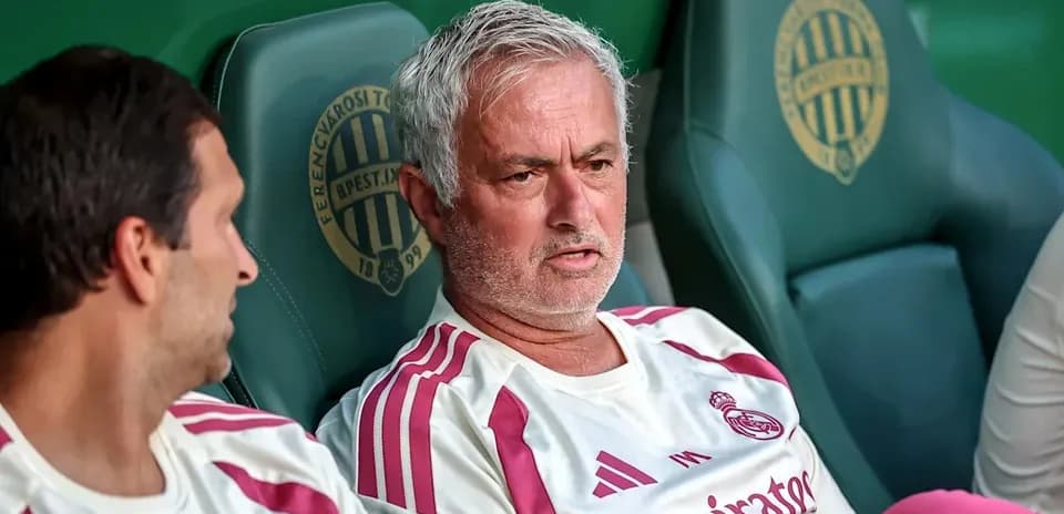 Trener va o'yinchilar benchada suhbatlashyapti