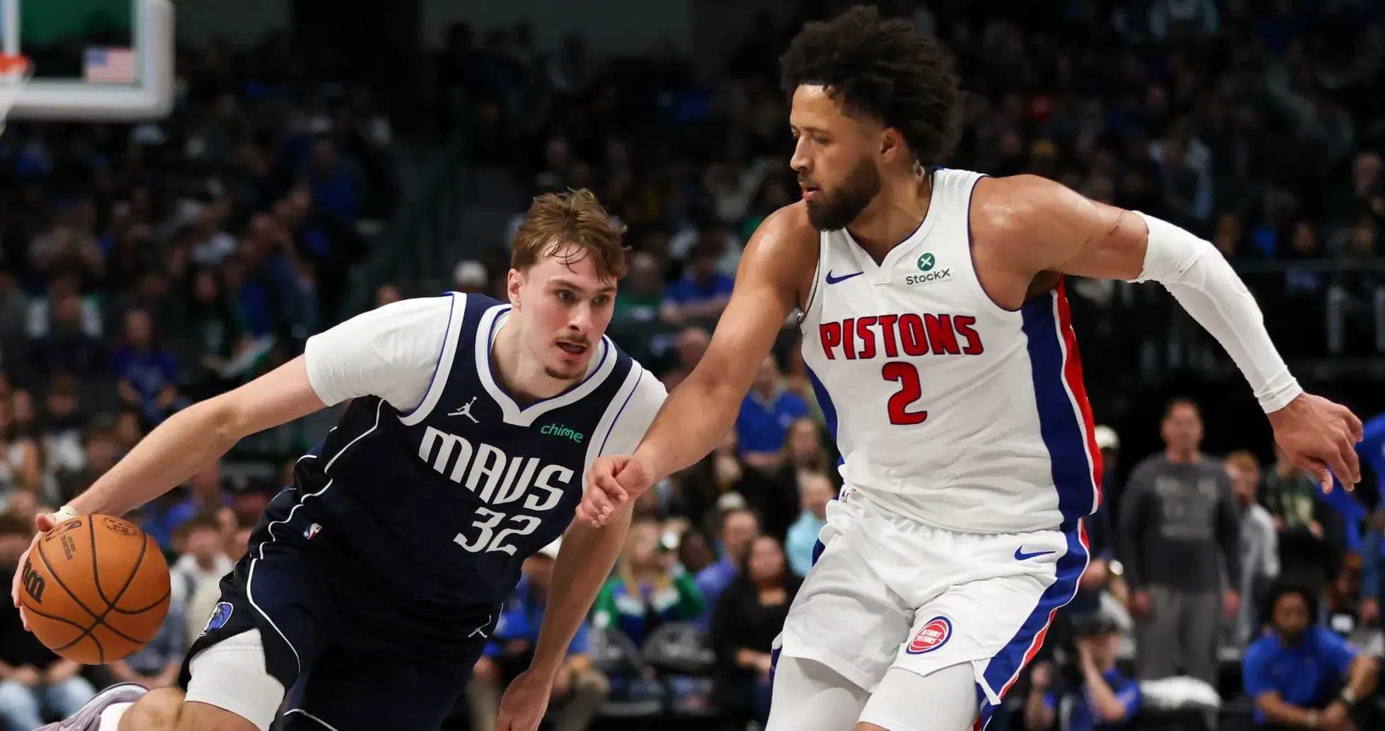Dua basketbolchi to'pni tortib olishga harakat qilmoqda