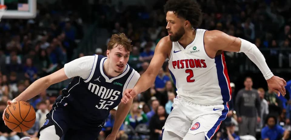 Dua basketbolchi to'pni tortib olishga harakat qilmoqda