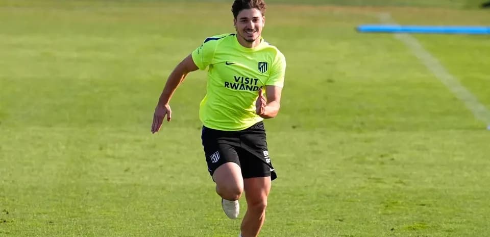 Futbolchi mashg'ulotda yugurmoqda