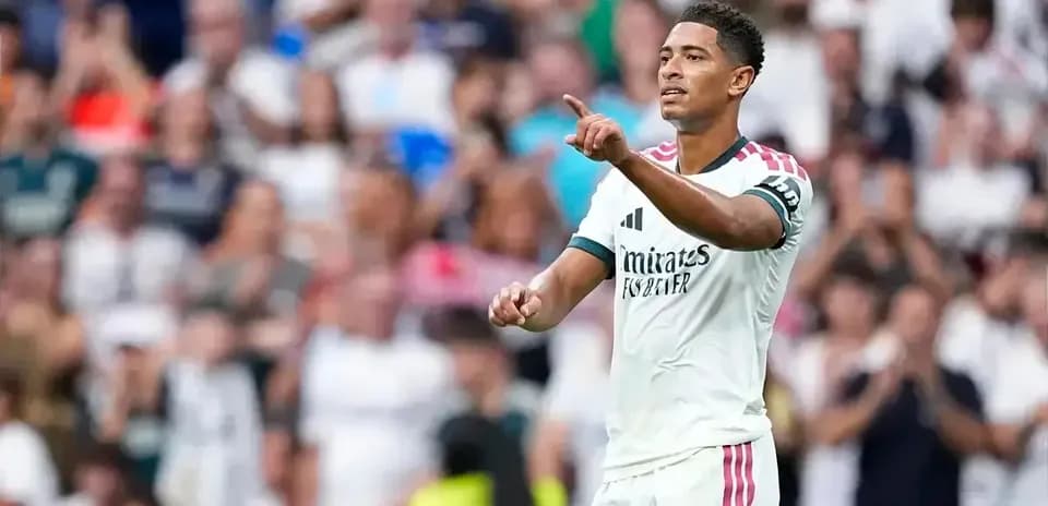 Futbolchi Real Madrid formasida maydonda harakatda