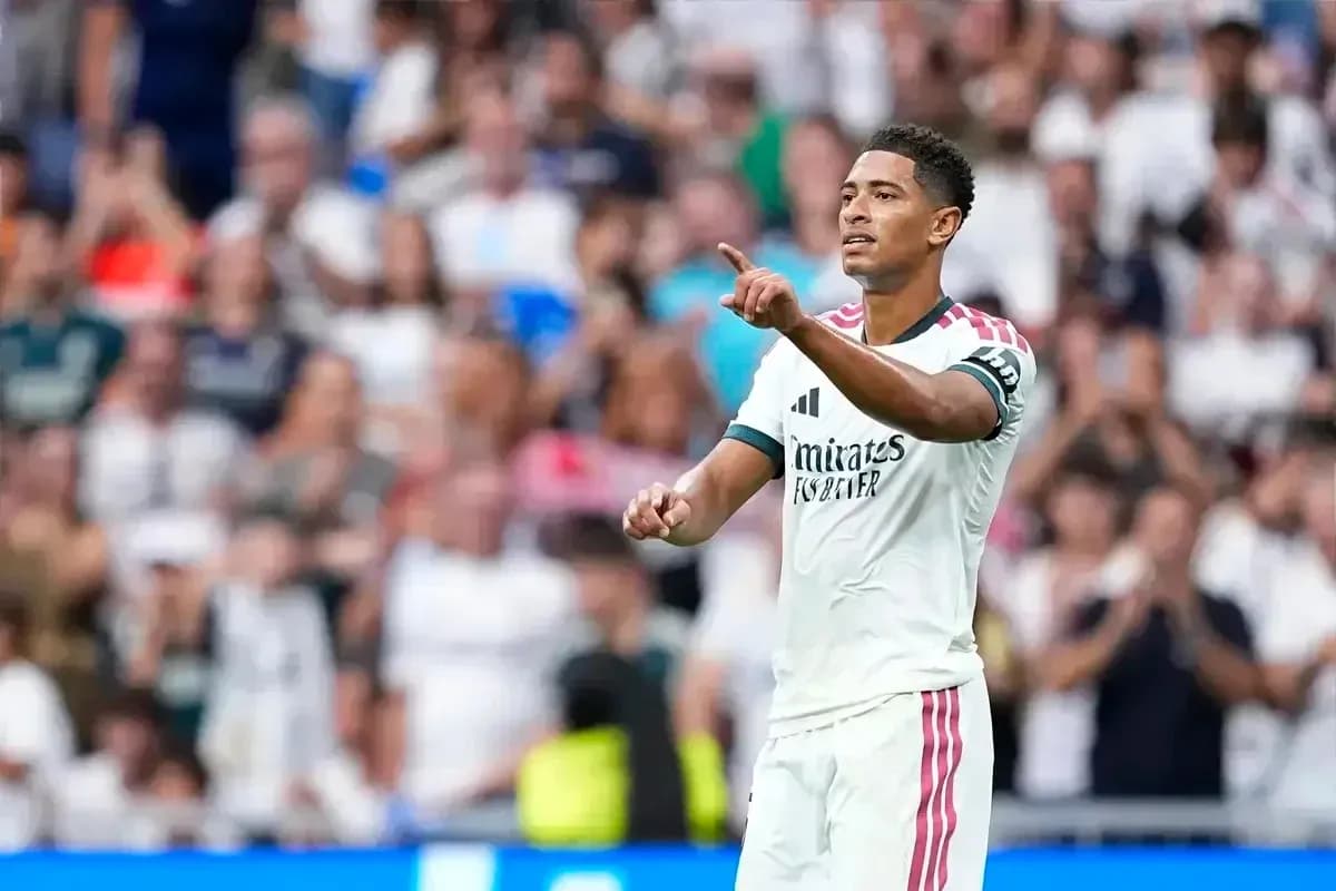 Futbolchi Real Madrid formasida maydonda harakatda