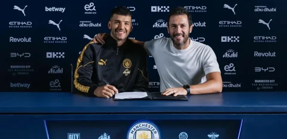 Futbolchi shartnoma imzolash marosimida.