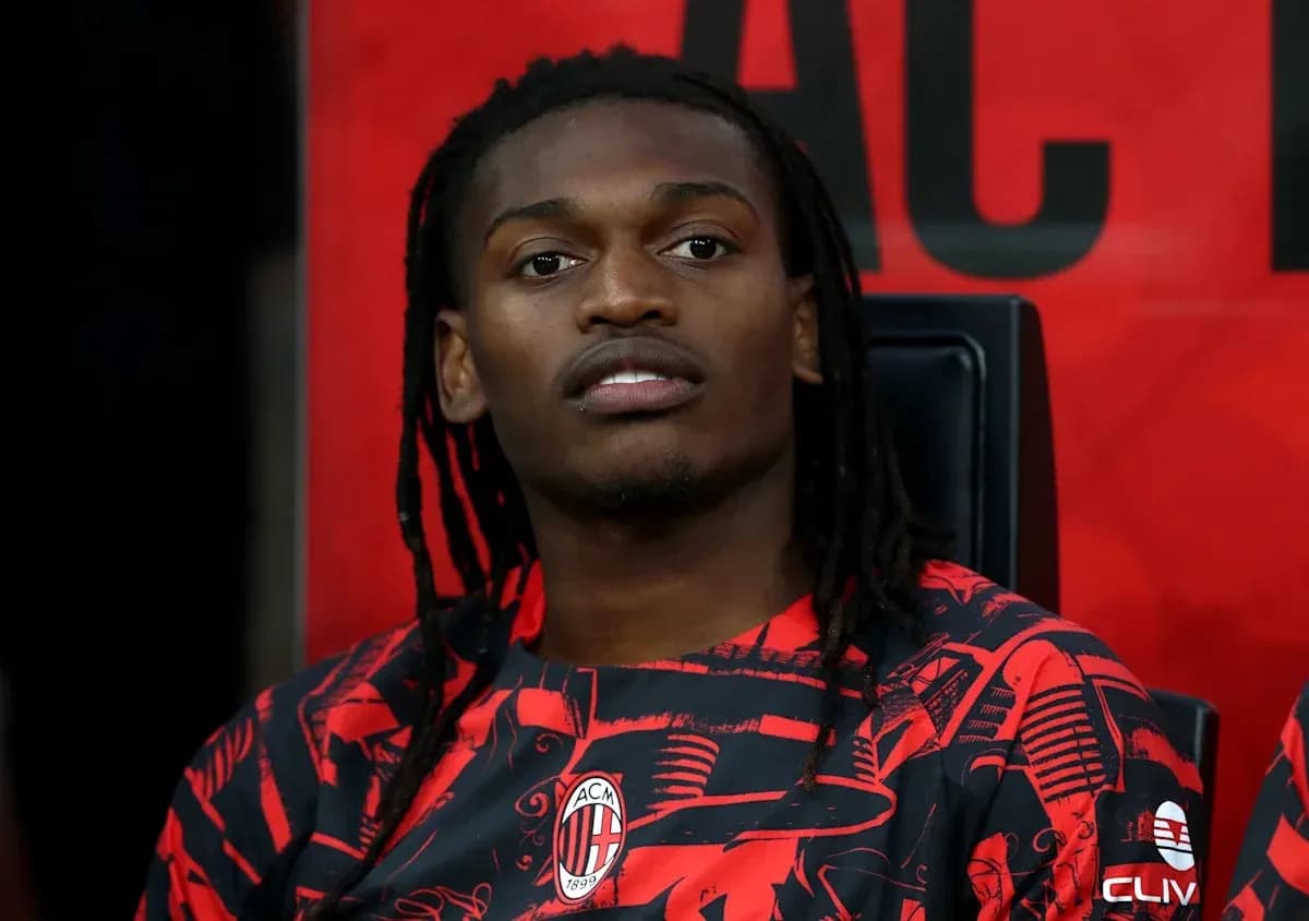 Futbolchi benchda o'tirgan, AC Milan formasida