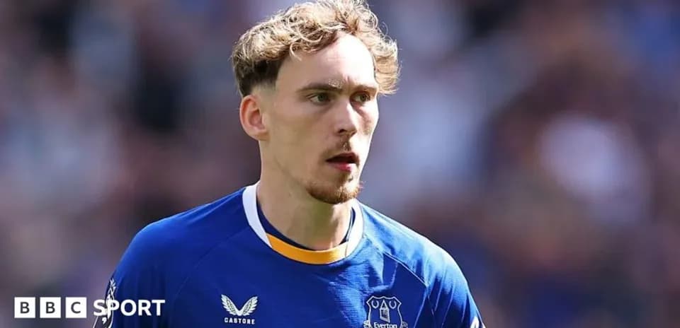 Futbolchi Everton formasi kiygan futbolchi maydonda