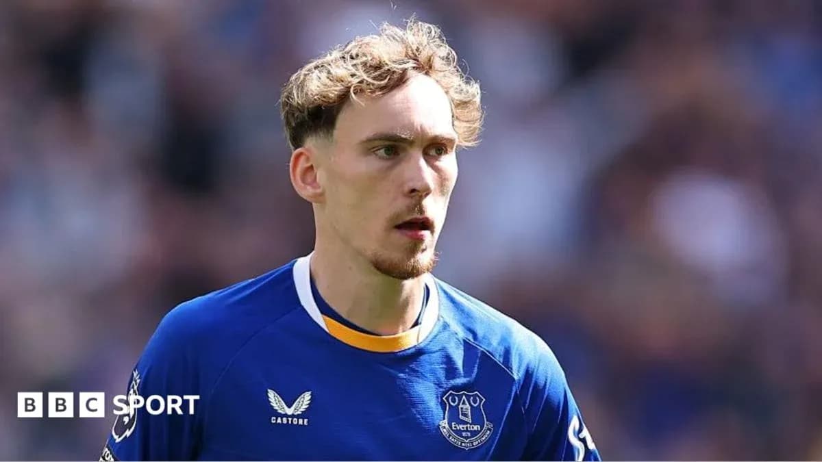 Futbolchi Everton formasi kiygan futbolchi maydonda