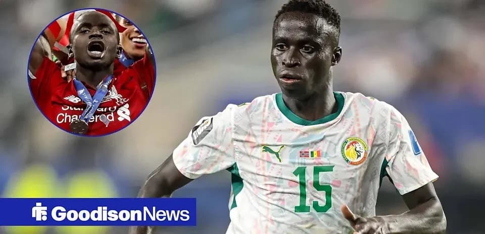 Futbolchi maydonda harakat qilayotgan, 15-raqamli futbolchi