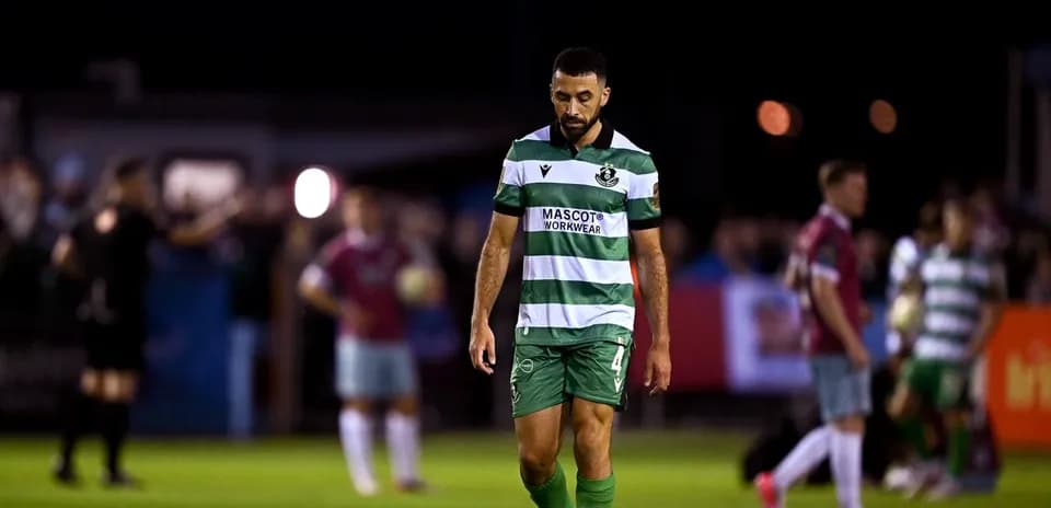 Futbolchi maydonda o'zini yo'qotgan holatda