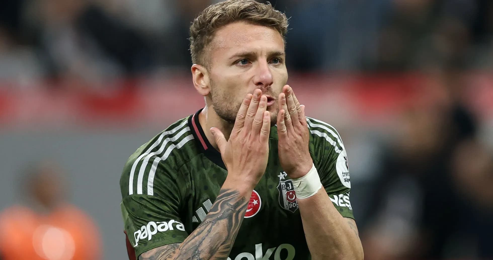 Futbolchi maydonda o'zini tanishtirmoqda