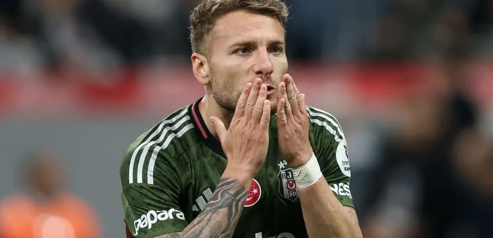 Futbolchi maydonda o'zini tanishtirmoqda
