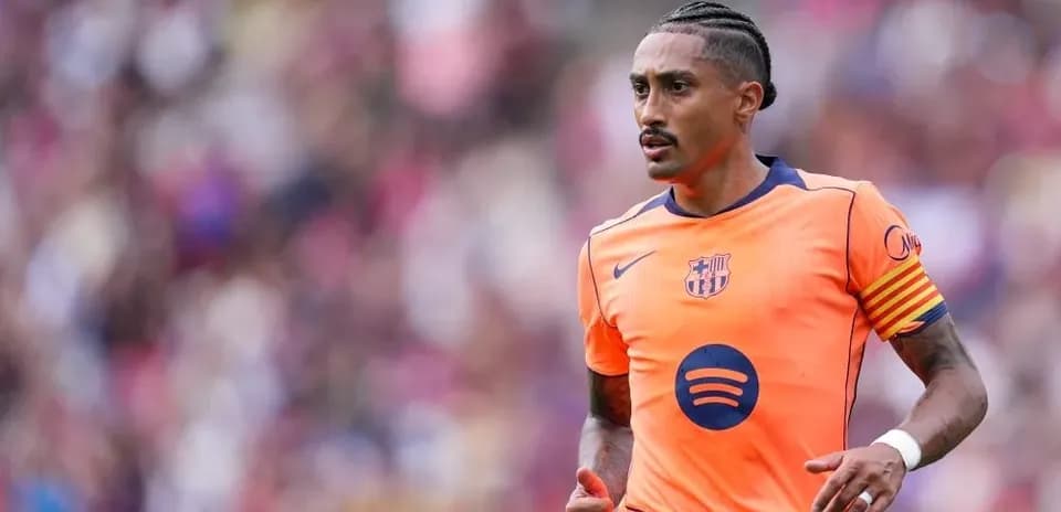 Futbolchi Barcelona formasida maydonda harakatda