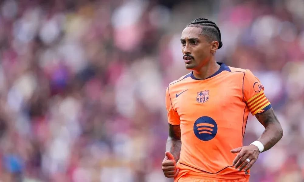 Futbolchi Barcelona formasida maydonda harakatda