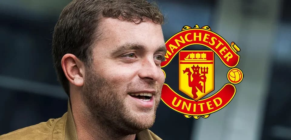 Shaxsiy intervyu berayotgan kishi, Manchester United logosi fonida