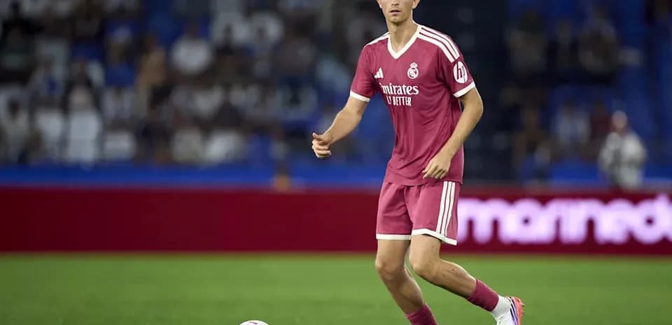 Futbolchi to'pni ushlab turib harakat qilmoqda