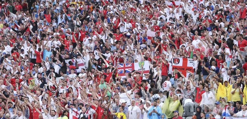 Futbol o'yinida muxlislar hayajonlanmoqda