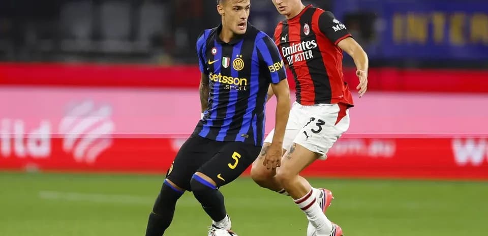 Inter and Milan players competing for the ball