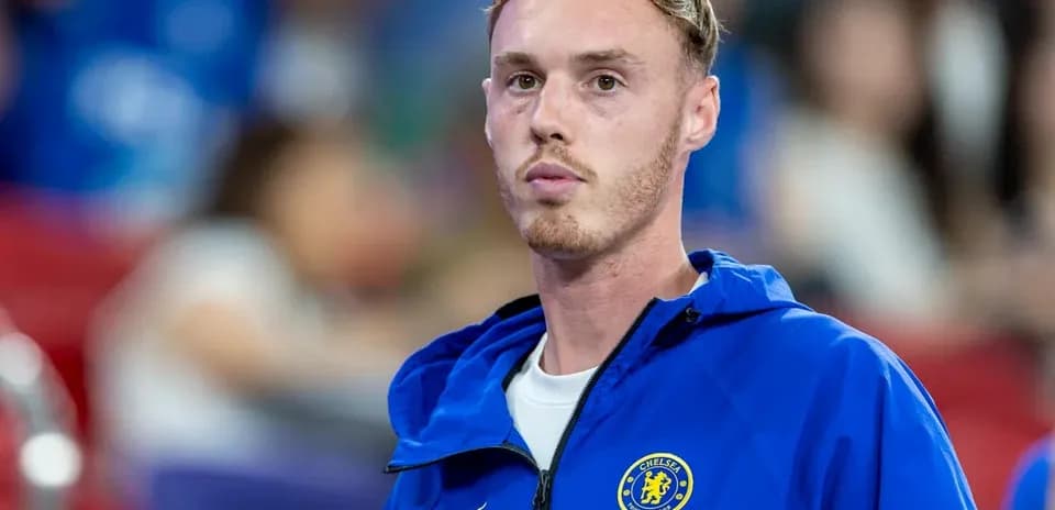 Futbolchi Chelsea formasida, o'yin oldidan tayyorlanmoqda