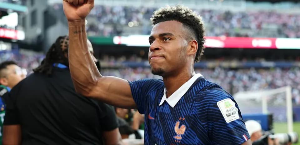 Futbolchi o'yinidan keyin qo'lini ko'tarayotgan