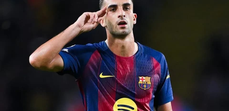 Futbolchi saluting fans during match celebration