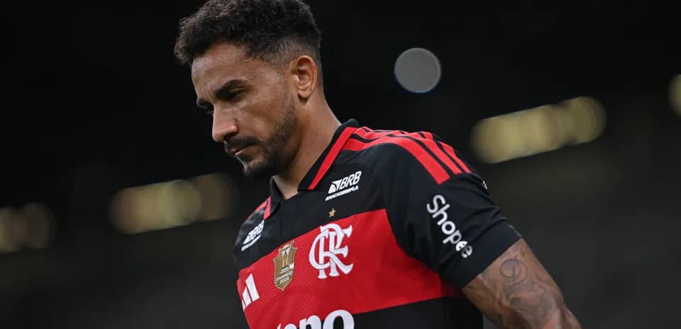 Futbolchi Flamengo formasida maydonda yurmoqda