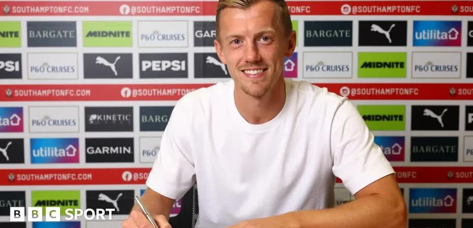 Futbolchi shartnoma imzolayotgan paytda ko'rinadi