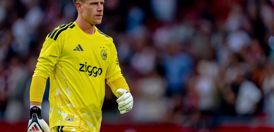 Jahongir Qodirov Ajax maqsadida maydonga kiryapti