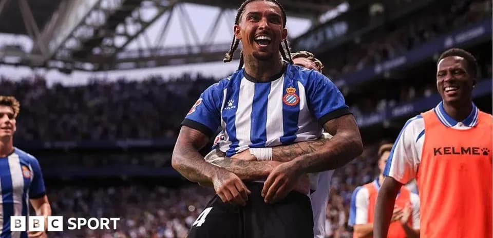 Futbolchi gol urganidan keyin jamoa do'stlari bilan bayram qilmoqda