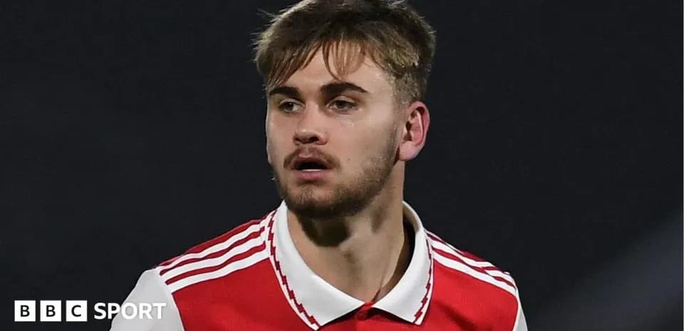 Futbolchi maydonda raqobatlashayotgan ko'rinishi