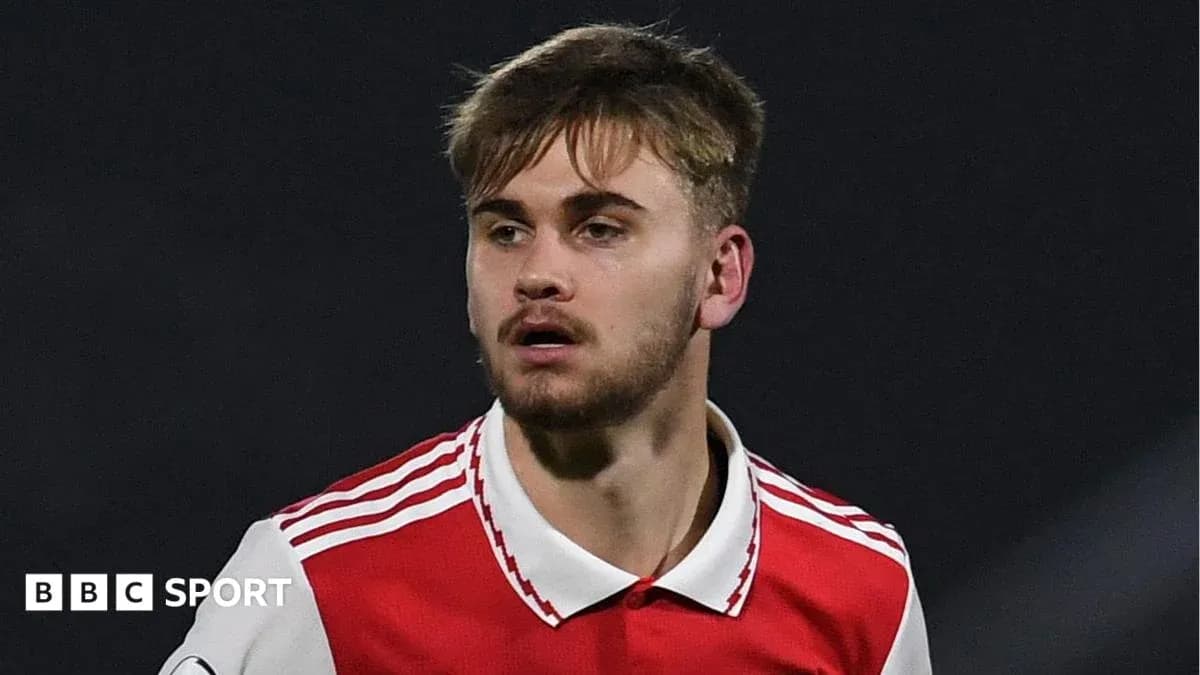 Futbolchi maydonda raqobatlashayotgan ko'rinishi