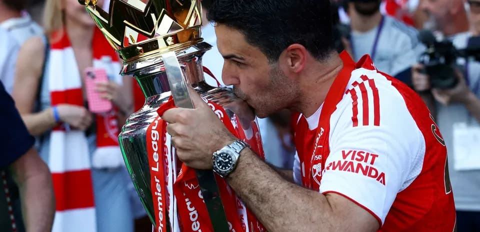Mikel Arteta kissing Premier League trophy celebration
