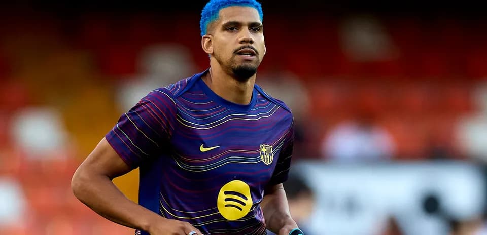 Futbolchi jamoa formasi bilan mashg'ulotda