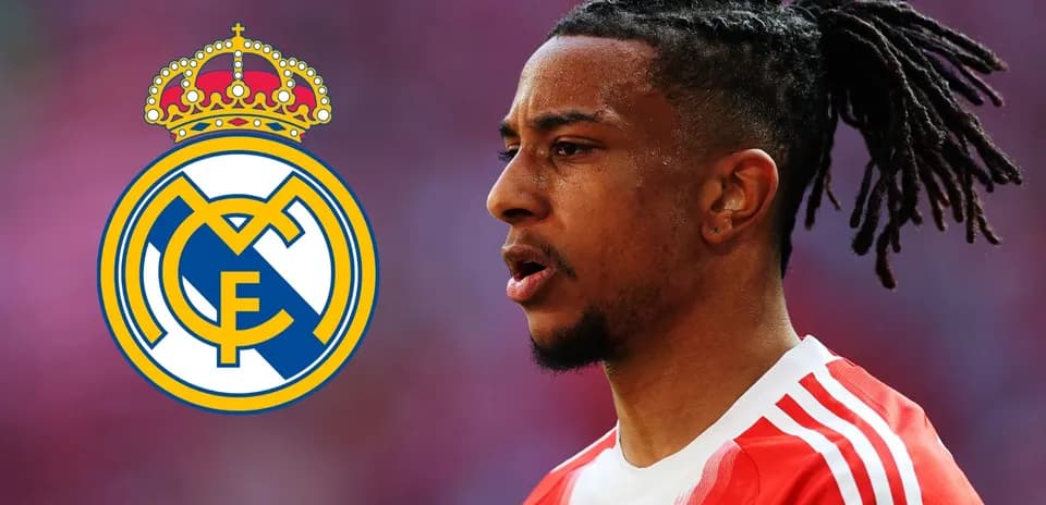 Futbolchi Real Madrid logosi bilan sahnada