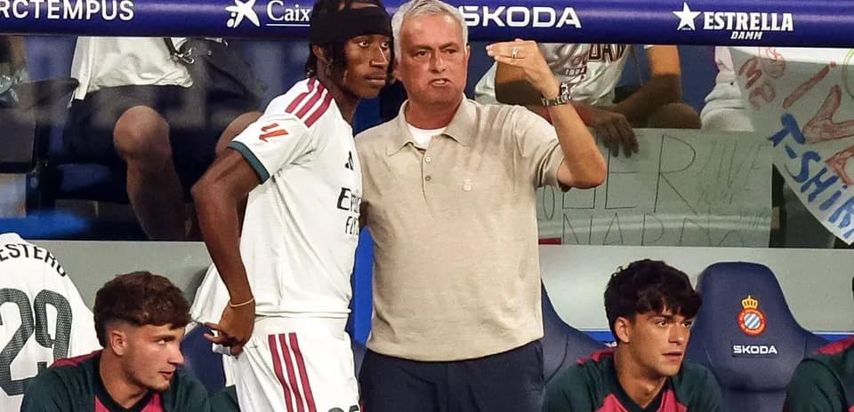 Mourinho instructing player during match substitution