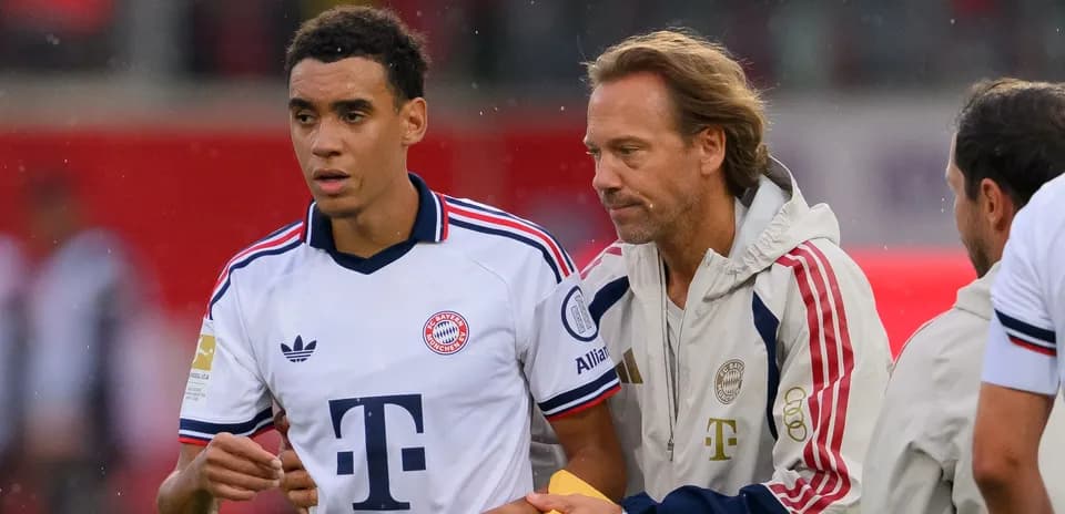 Bayern Munich player receiving instructions from coach
