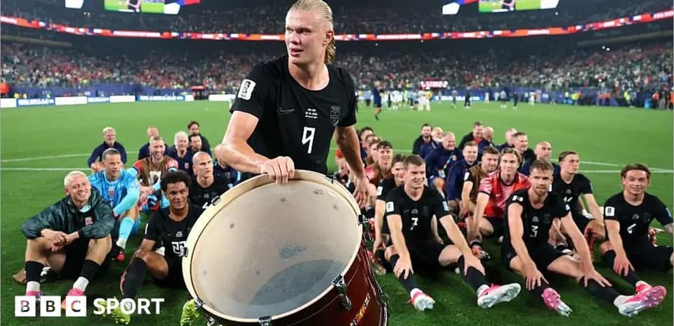 Futbolchilar g'alabadan so'ng maydonda o'tirgan