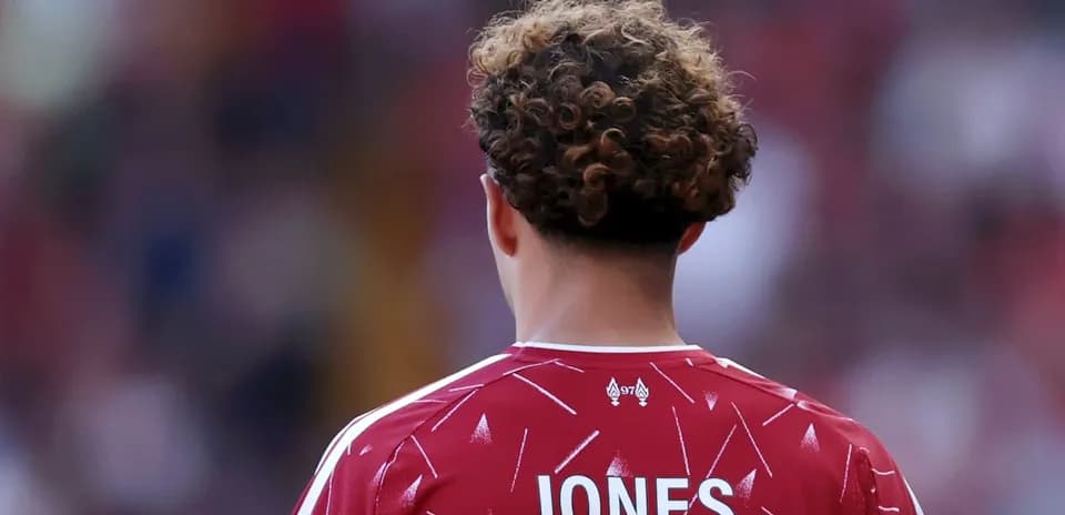 Futbolchining orqa tomoni, JONES nomi ko'rinadi