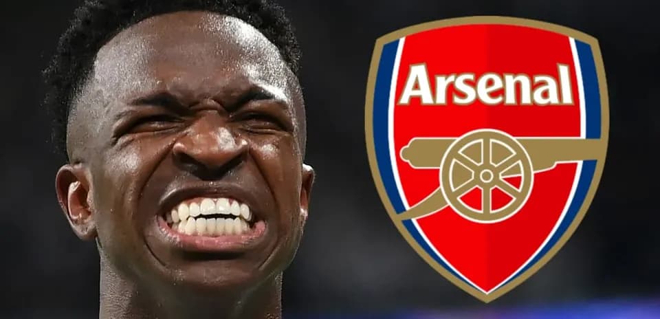 Futbolchi maydonda qiyshayapti, Arsenal logosi orqasida