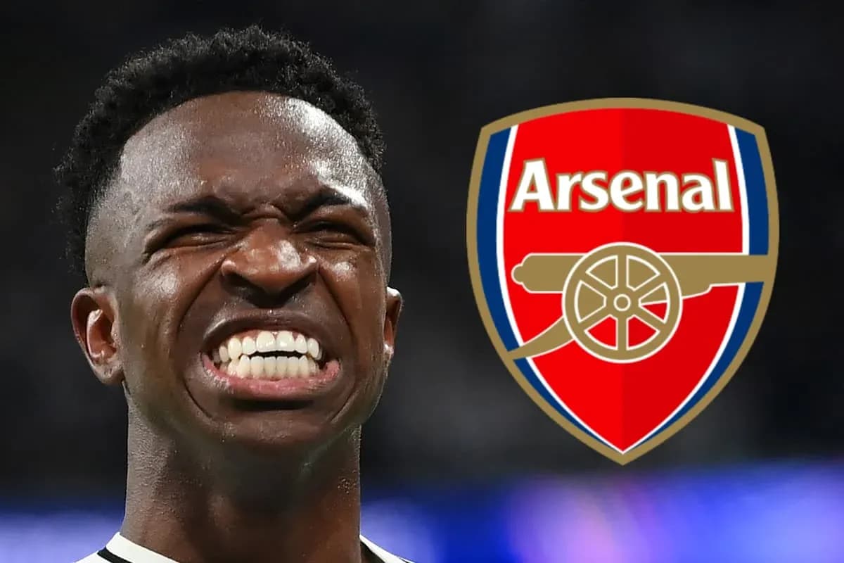 Futbolchi maydonda qiyshayapti, Arsenal logosi orqasida
