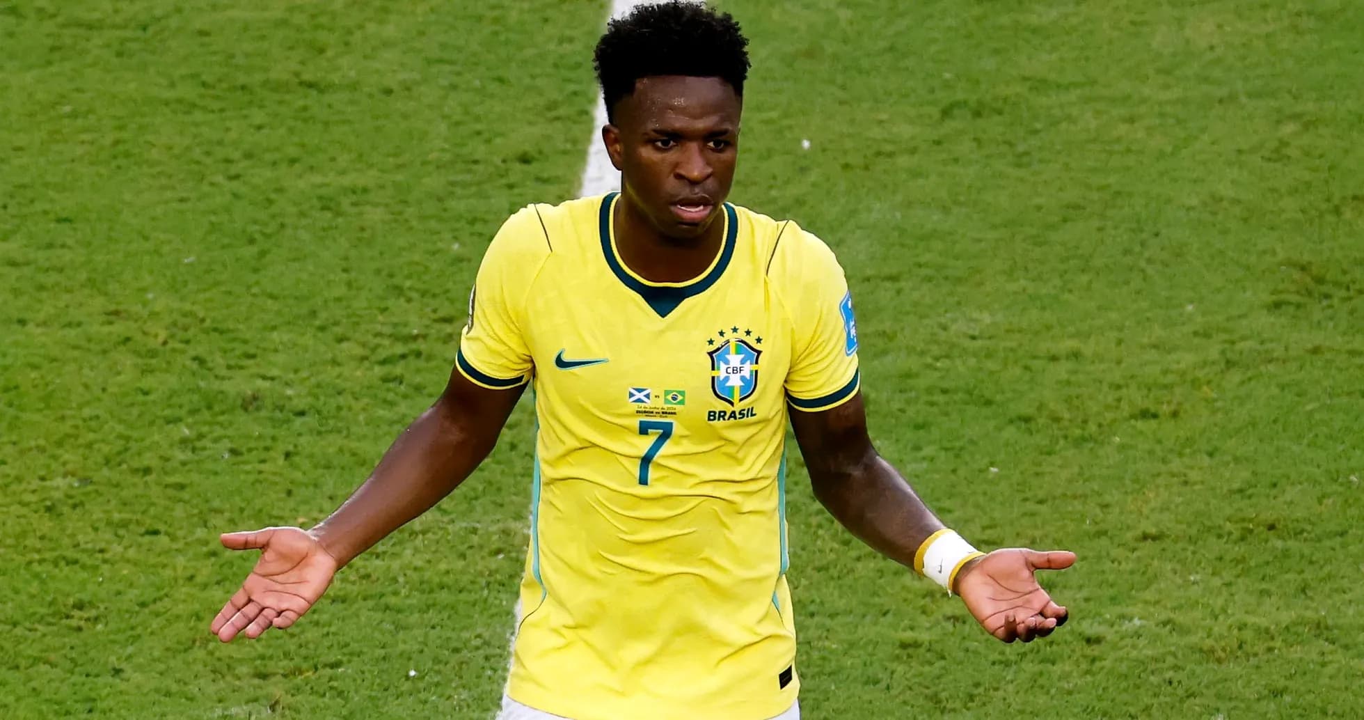 Futbolchi Braziliya formasida maydonda turibdi