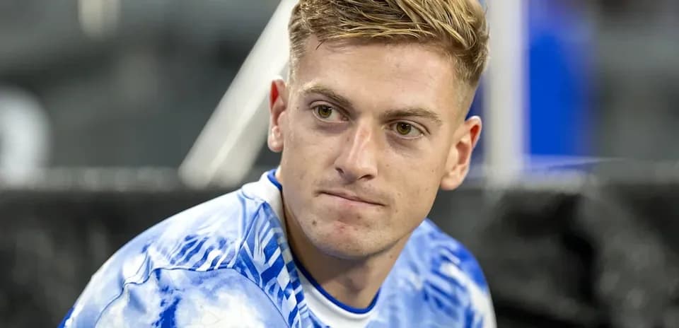Futbolchi o'yin davomida benchada o'tiribdi
