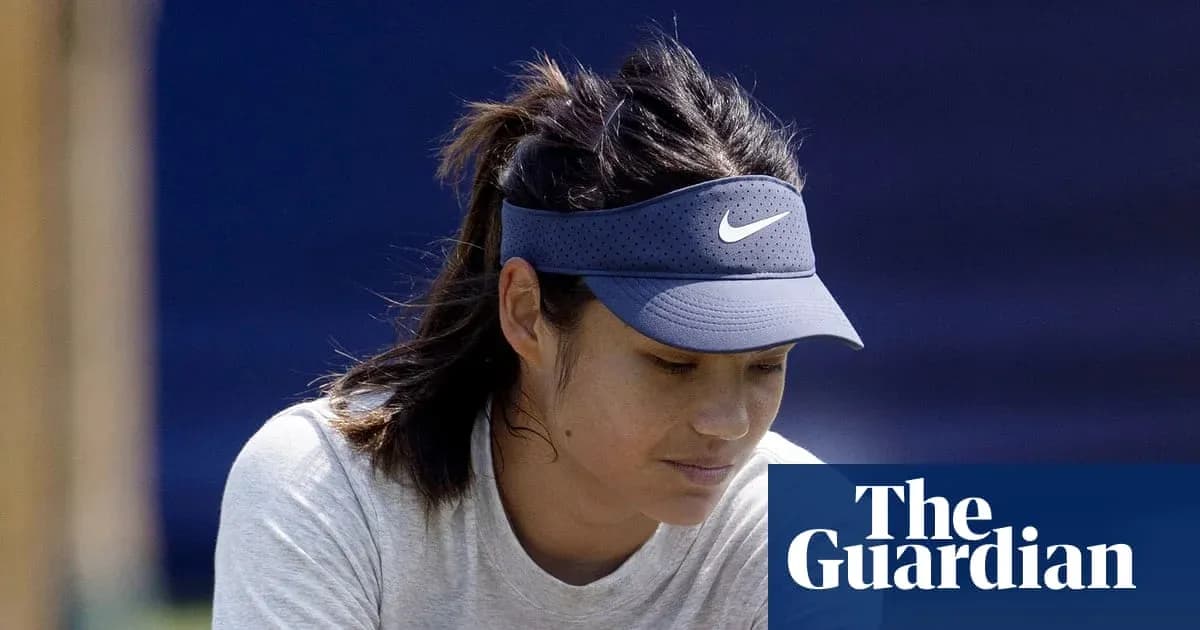 Tennis player wearing a visor during practice session