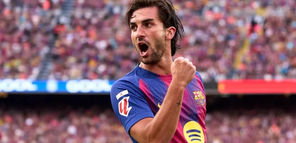 Futbolchi gollarni nishonlayotgan futbolchi