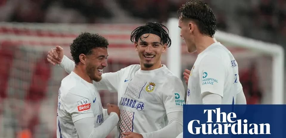 Futbolchilar bir-birini tabriklamoqda o'yin davomida
