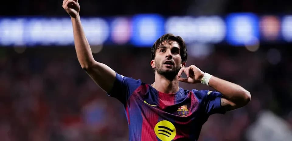 Futbolchi gol urganidan keyin qo'lini ko'taradi