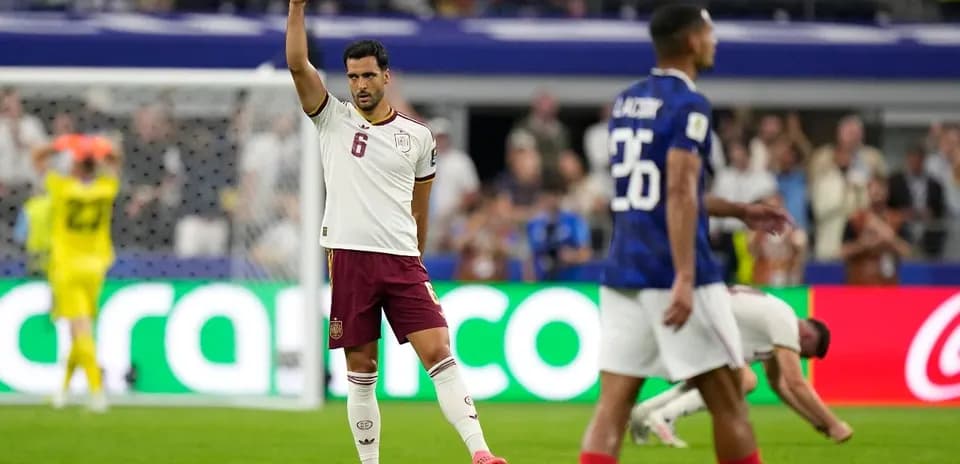 Ispaniya futbolchisi maydonda g'alaba belgisini ko'rsatmoqda