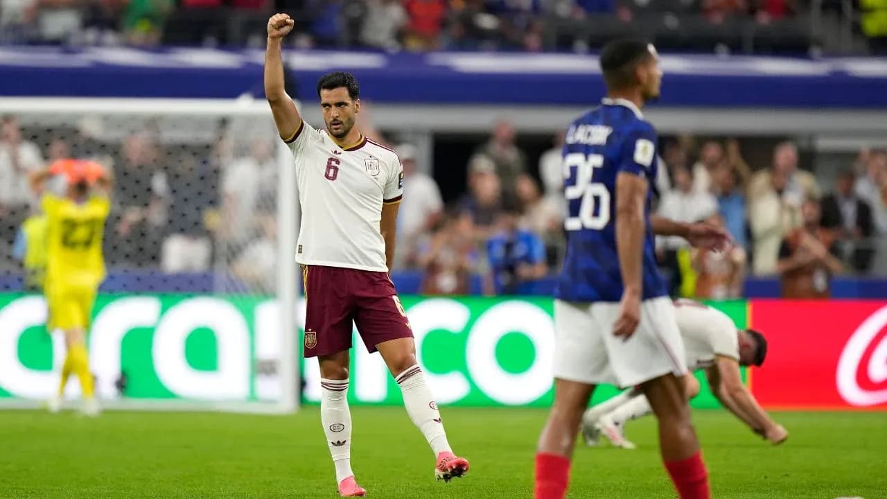 Ispaniya futbolchisi maydonda g'alaba belgisini ko'rsatmoqda